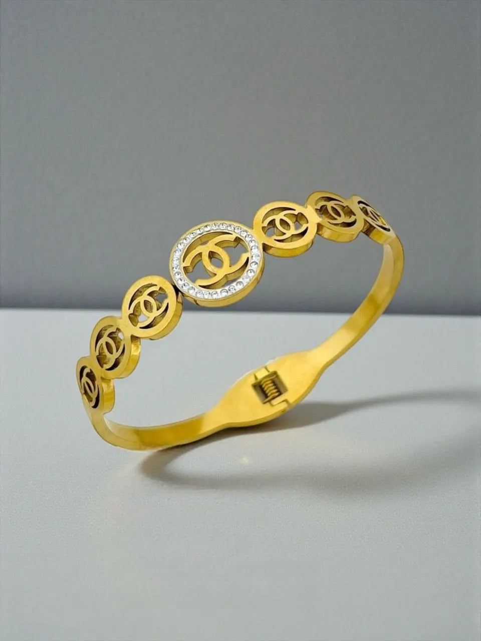 The Luxe Interlocking Motif Bangle