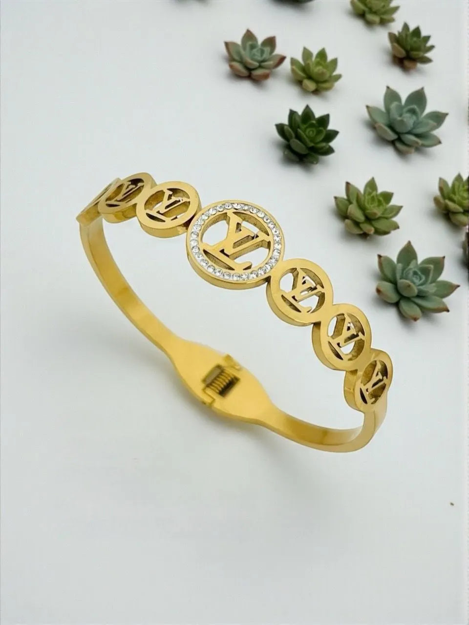 The Luxe Interlocking Motif Bangle