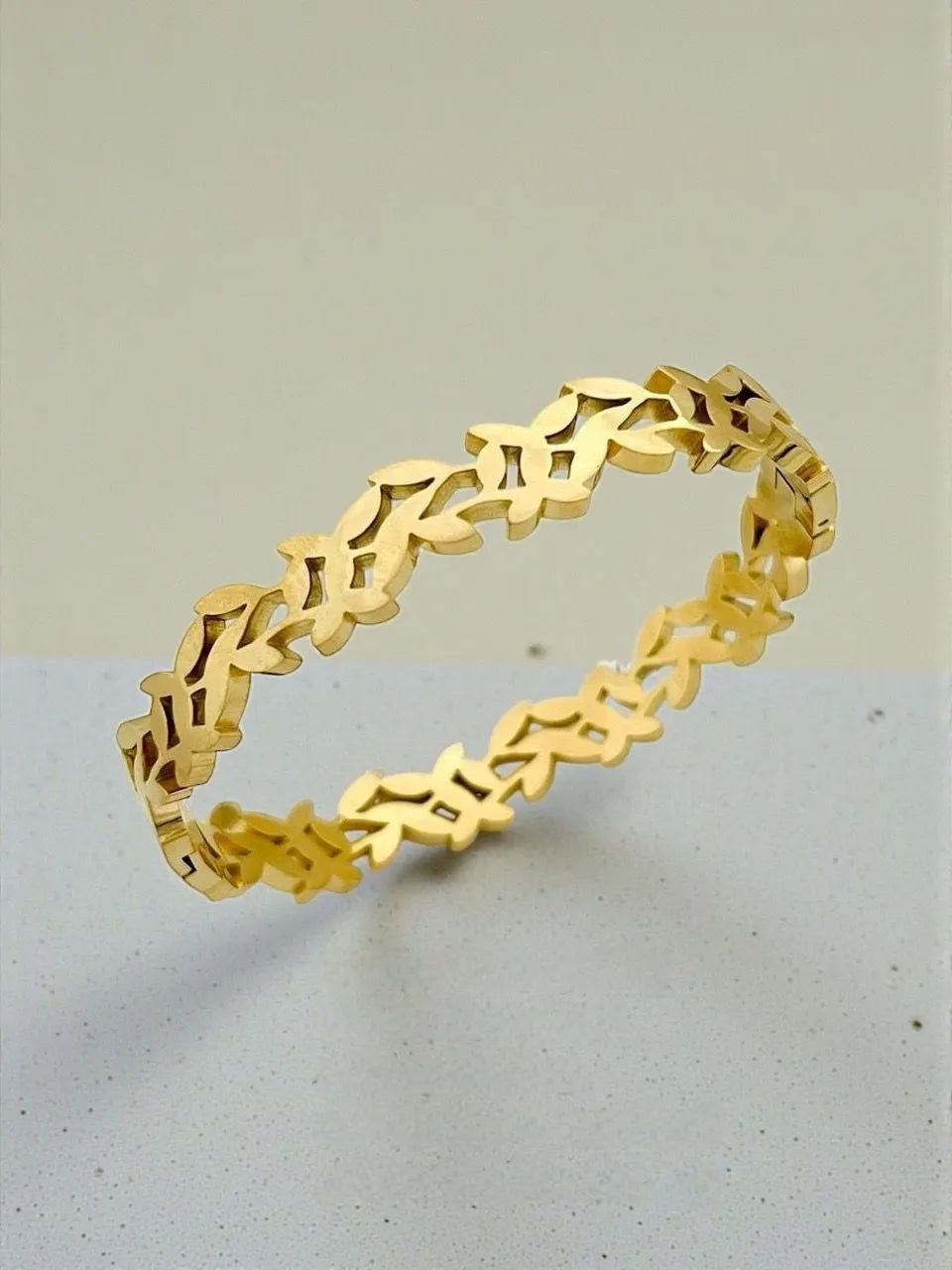 Laurel Leaf Cutout Handcuff