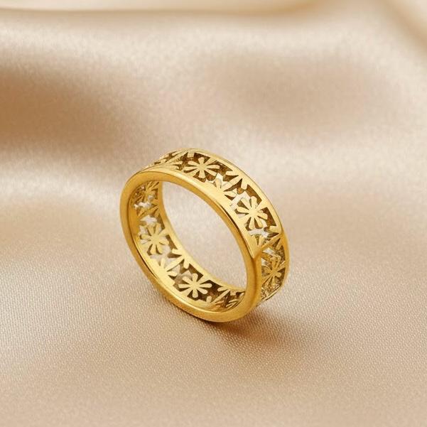 Daisy Dream Cutout Band Ring